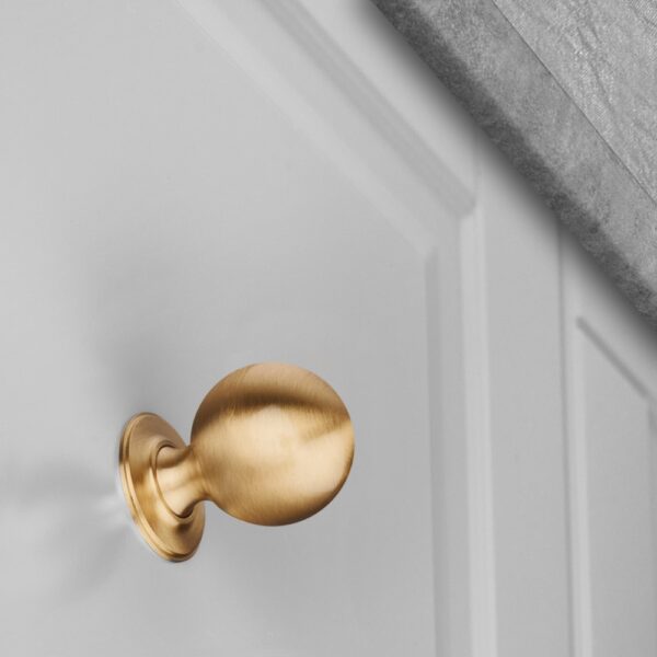 1-1/4" Heathcote Knob with Backplate