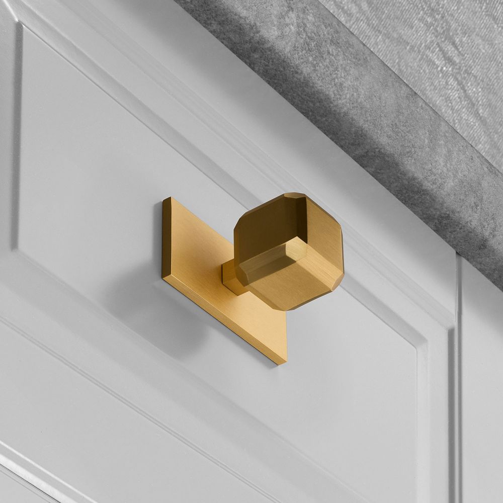 1-1/8" Wright Perla Knob with Backplate by MYOH